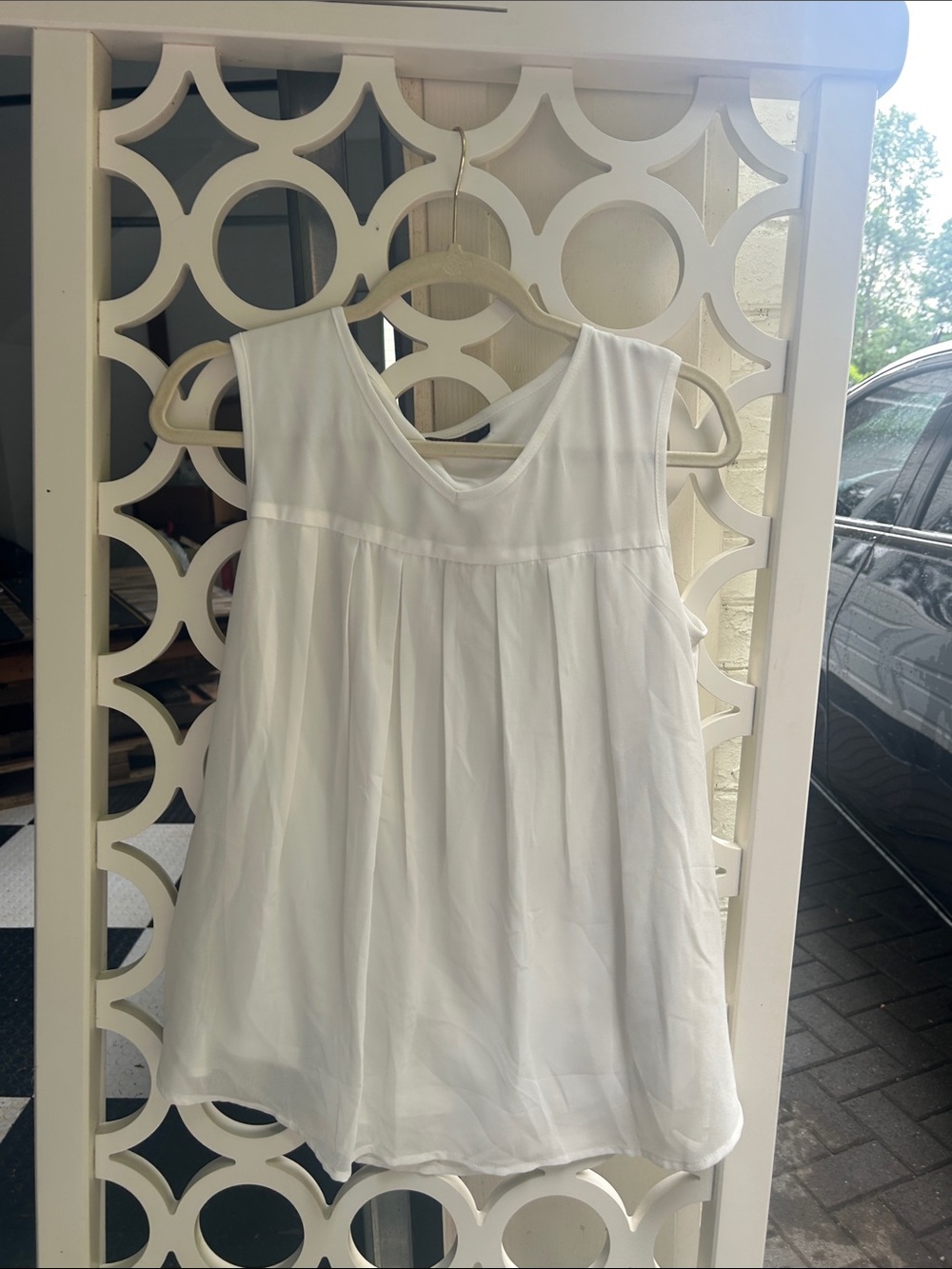Women’s White Sleeveless Pleated Tank Top